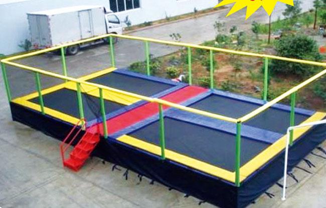 Trampolins com os trampolins os mais seguros grandes engraçados dos cercos para crianças das crianças no parque de diversões