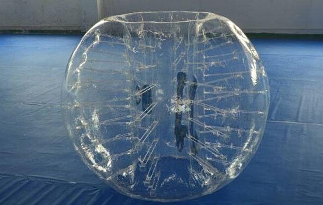 Os bens transparentes caçoam a bola inflável do leão-de-chácara com diâmetro 2M para jogos do esporte