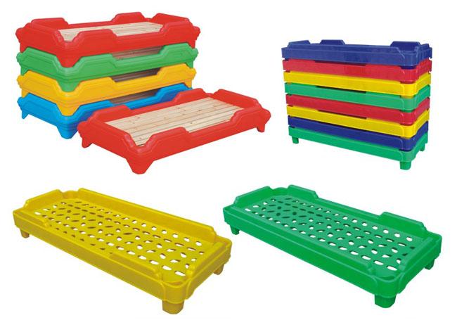 As crianças da sala de aula do jardim de infância colocam centro de dia do plástico da mobília/o de madeira da cama do pré-escolar