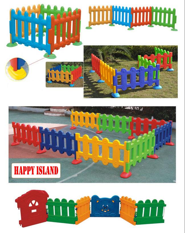 O campo de jogos feliz da ilha caçoa brinquedos da cor plástica da cerca 4 das crianças disponível