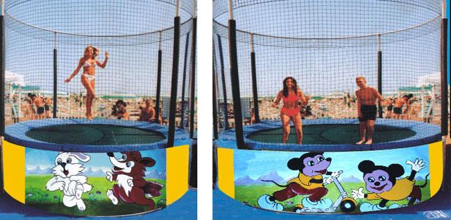 O trampolim interno caçoa o trampolim com os trampolins exteriores grandes redondos do dobro do punho