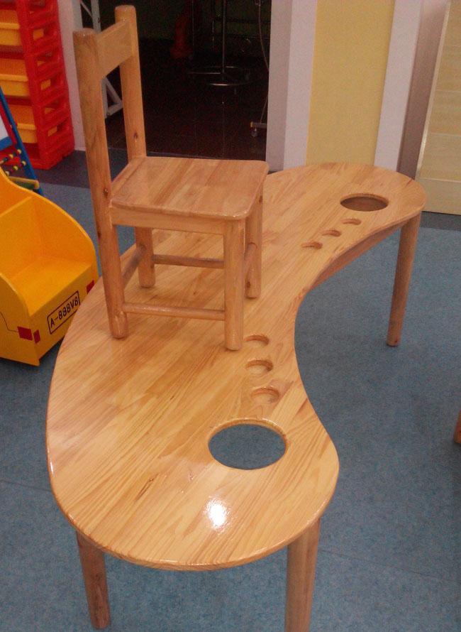 Tabelas de madeira da mobília da sala de aula da natureza da forma da lua para o uso do centro de centro de dia da criança