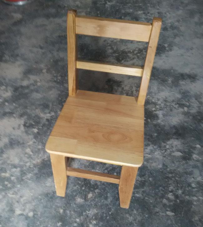 Mobília da sala de aula do jardim de infância da folhosa, as cadeiras das crianças de madeira contínuas